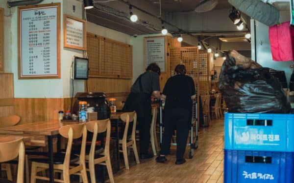 Kaip restoranai prisitaiko prie taupesnių klientų: nauji meniu sprendimai, savikainos kontrolė ir tylusis kainų peržiūrėjimas