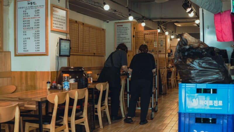 Kaip restoranai prisitaiko prie taupesnių klientų: nauji meniu sprendimai, savikainos kontrolė ir tylusis kainų peržiūrėjimas