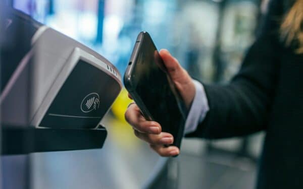 Kasdieniai mokėjimai mobiliosiomis programėlėmis: kaip saugiai naudotis ir nepermokėti už patogumą