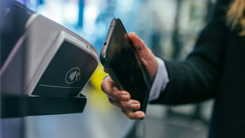 Kasdieniai mokėjimai mobiliosiomis programėlėmis: kaip saugiai naudotis ir nepermokėti už patogumą