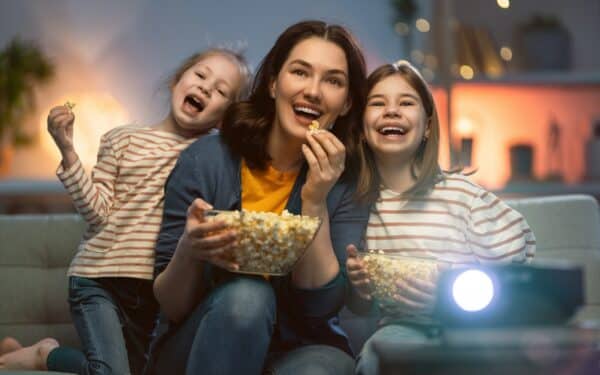 Keliaujantis kino vakaras namuose: kaip susiplanuoti teminį filmų maratoną skirtingoms nuotaikoms