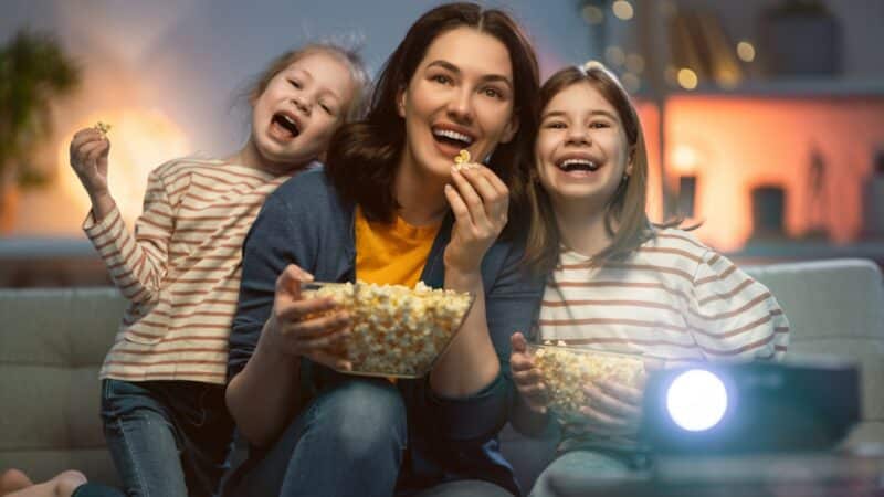 Keliaujantis kino vakaras namuose: kaip susiplanuoti teminį filmų maratoną skirtingoms nuotaikoms