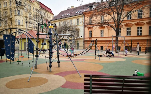 Laisvalaikis su vaikais mieste: 7 paprastos idėjos po darbo, nereikalaujančios didelio biudžeto