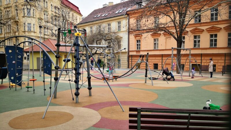 Laisvalaikis su vaikais mieste: 7 paprastos idėjos po darbo, nereikalaujančios didelio biudžeto