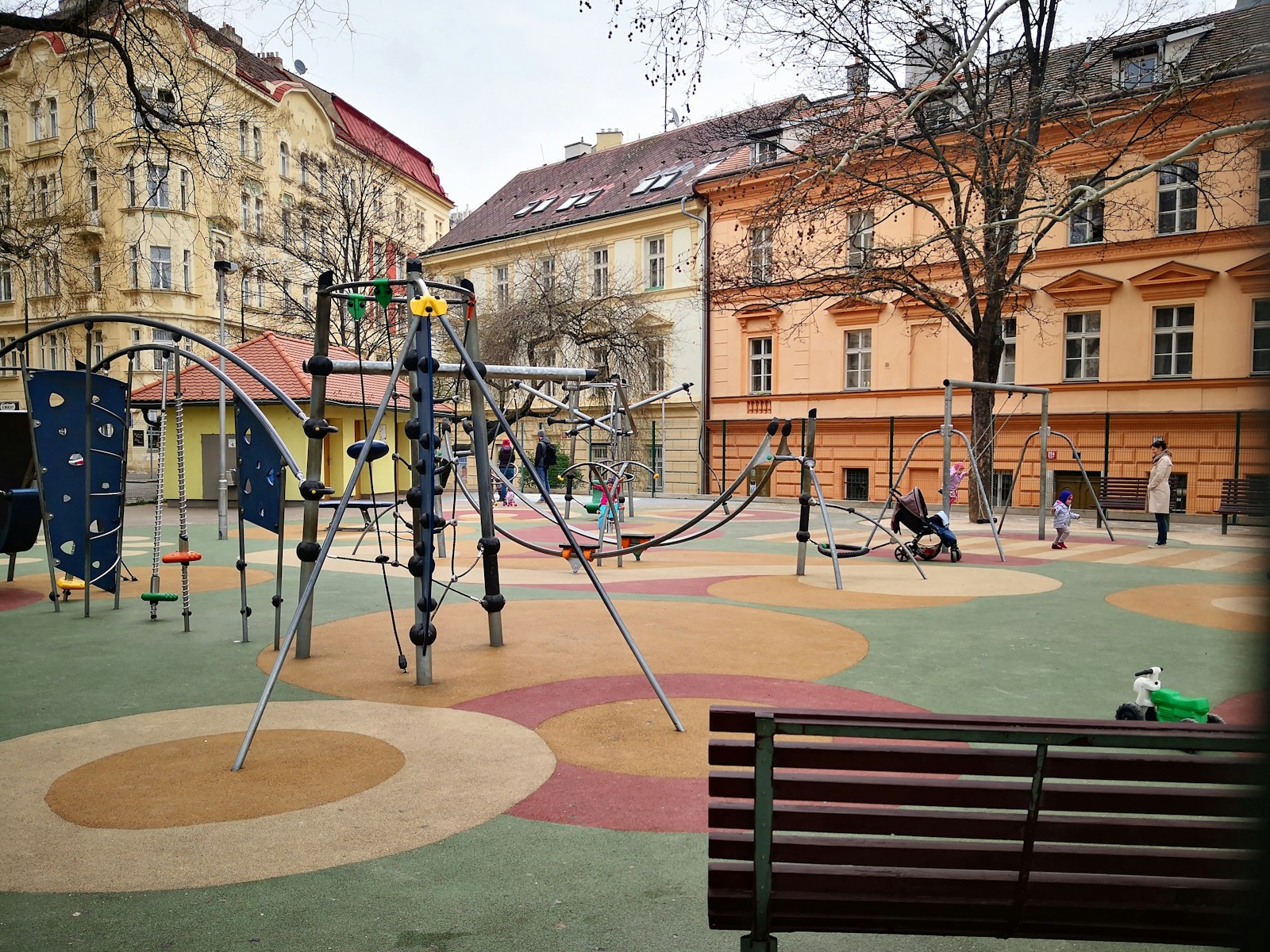 Laisvalaikis su vaikais mieste: 7 paprastos idėjos po darbo, nereikalaujančios didelio biudžeto