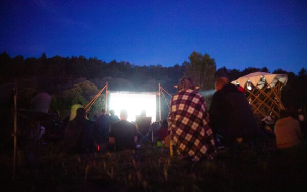 Lauko kino vakarai kieme ar daugiabučio bendrijoje: kaip praktiškai pasiruošti ir suburti kaimynus