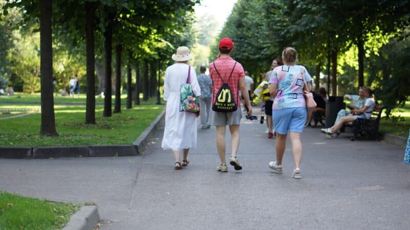 Lietuviškas žygių su šiaurietiškomis lazdomis bumas: kaip pradėti, nepersistengti ir iš tiesų pailsėti