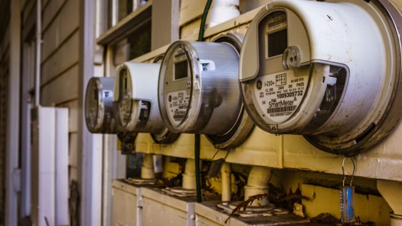 Lietuvos elektros tinklai ruošiasi naujam etapui: ką gyventojams reiškia išmanieji skaitikliai ir aktyvūs vartotojai