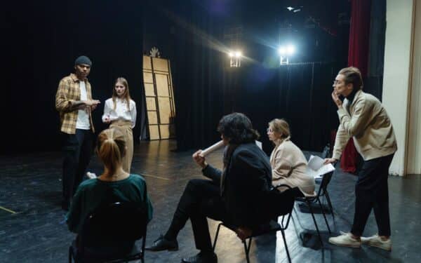 Mėgėjiškos teatro dirbtuvės suaugusiems: kaip drąsiau reikštis, praplėsti ratą ir pabėgti nuo rutinos
