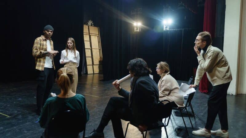 Mėgėjiškos teatro dirbtuvės suaugusiems: kaip drąsiau reikštis, praplėsti ratą ir pabėgti nuo rutinos