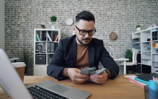 Minimalus atlyginimas ir karjeros startas: kaip jaunam darbuotojui protingai susidėlioti finansus