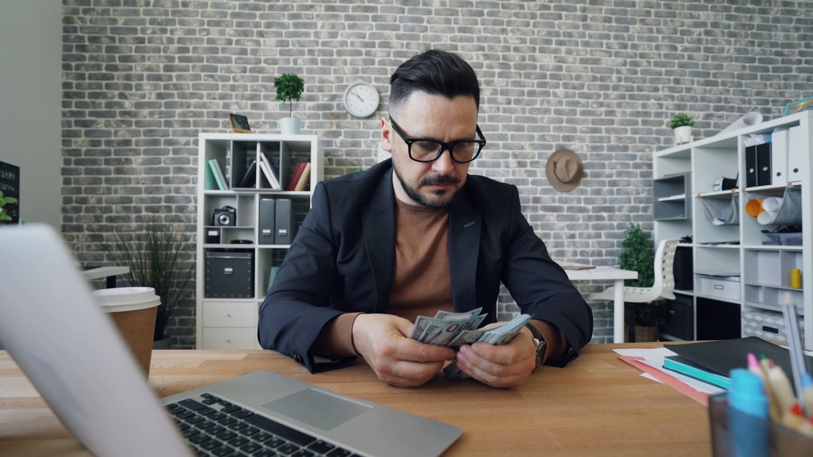 Minimalus atlyginimas ir karjeros startas: kaip jaunam darbuotojui protingai susidėlioti finansus