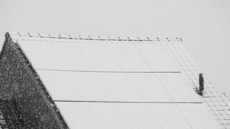 Namai su saulės elektrinėmis ir šilumos siurbliais: kaip tokie sprendimai atsiperka ir ką būtina įvertinti