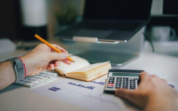 Nenumatytos išlaidos ir finansiniai „smūgiai“: kaip susikurti atsarginį planą neaukojant kasdienio gyvenimo