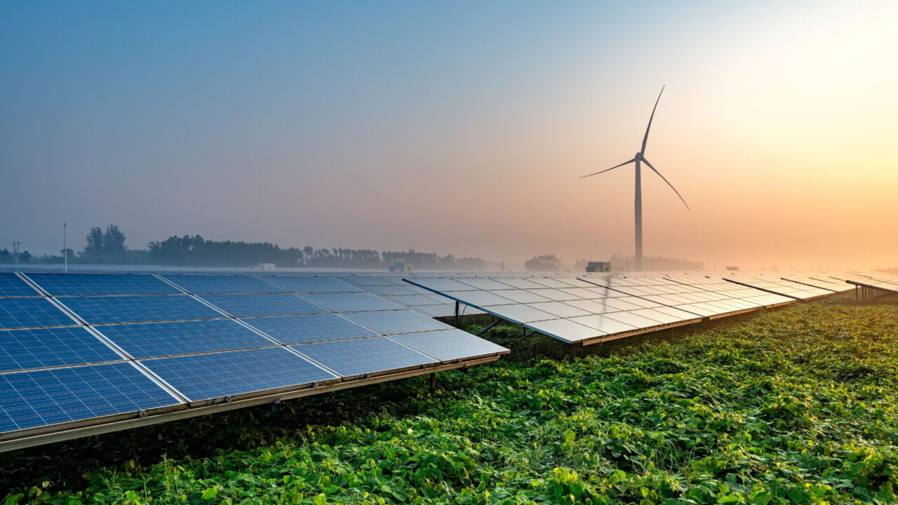 Skuodo rajone „European Energy“ vysto hibridinį vėjo, saulės ir energijos kaupiklių parką