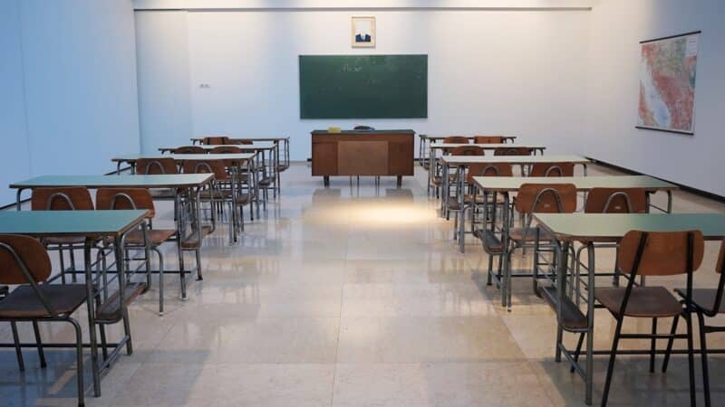 Pedagogų trūkumo krizė regionuose gilėja: kokios švietimo politikos priemonės dar gali suveikti