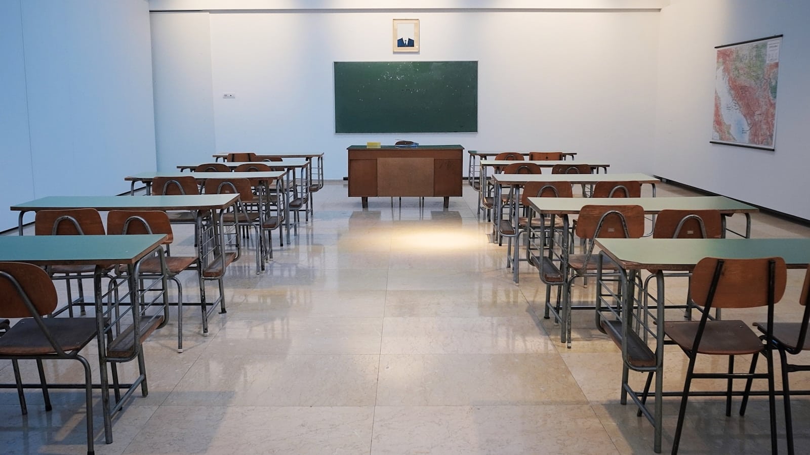 Pedagogų trūkumo krizė regionuose gilėja: kokios švietimo politikos priemonės dar gali suveikti