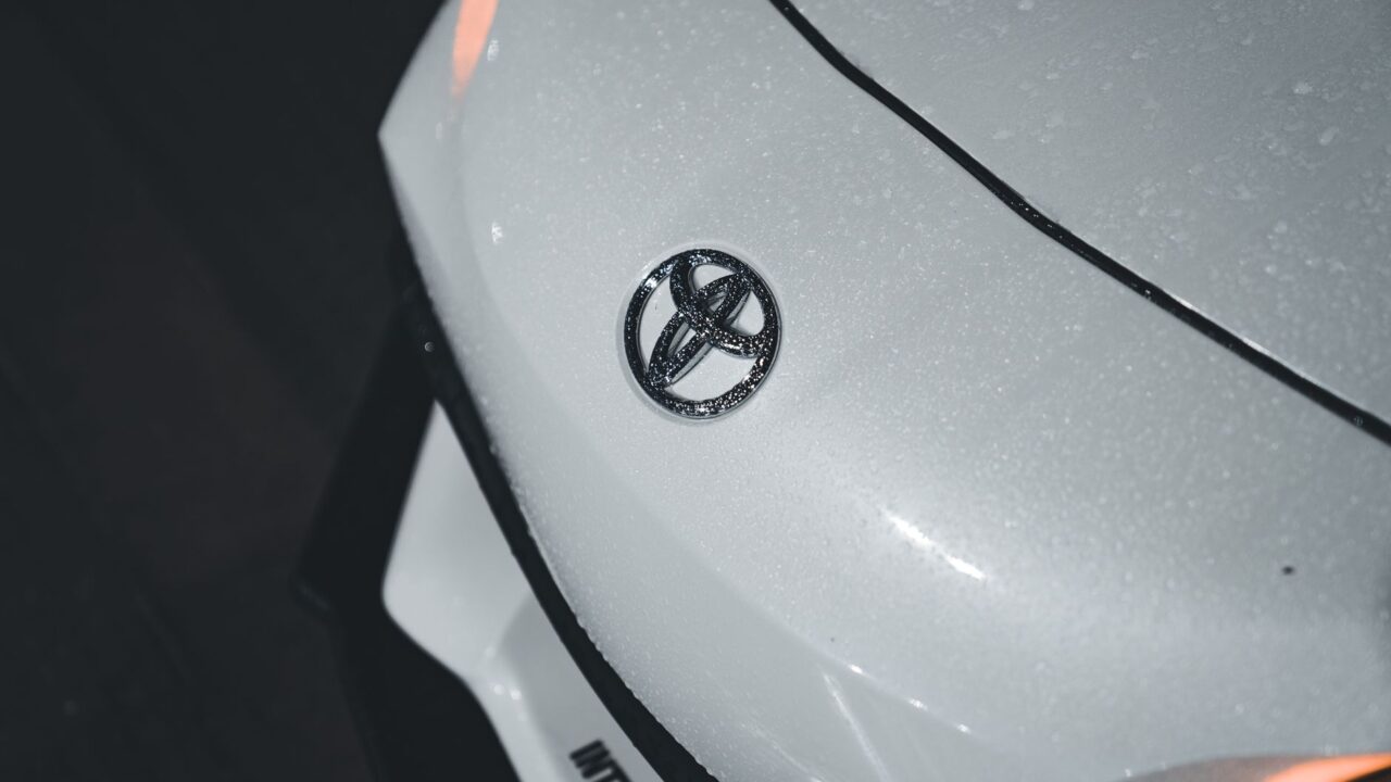 „Toyota“ žada elektromobilių proveržį: 1 000 km rida ir gerokai pigesnės baterijos