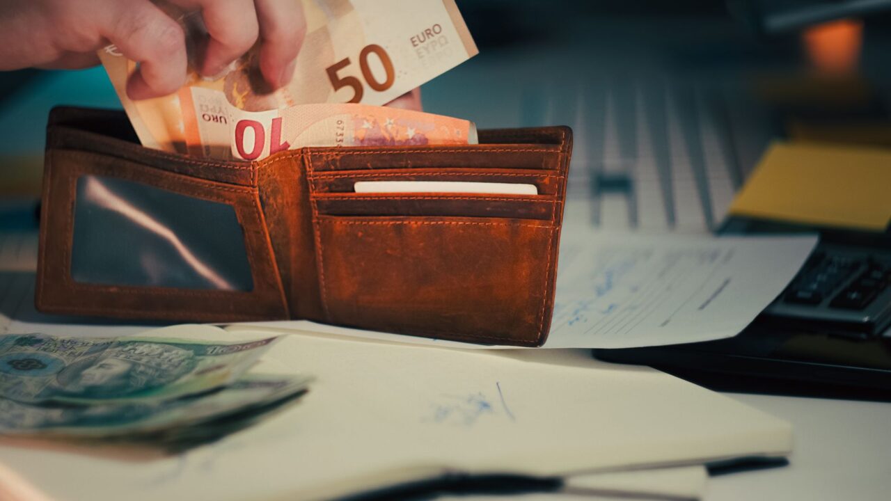 Finansinė laisvė prasideda ne nuo didelio atlyginimo: šios taisyklės gali pakeisti požiūrį į pinigus