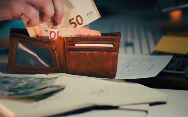 Finansinė laisvė prasideda ne nuo didelio atlyginimo: šios taisyklės gali pakeisti požiūrį į pinigus