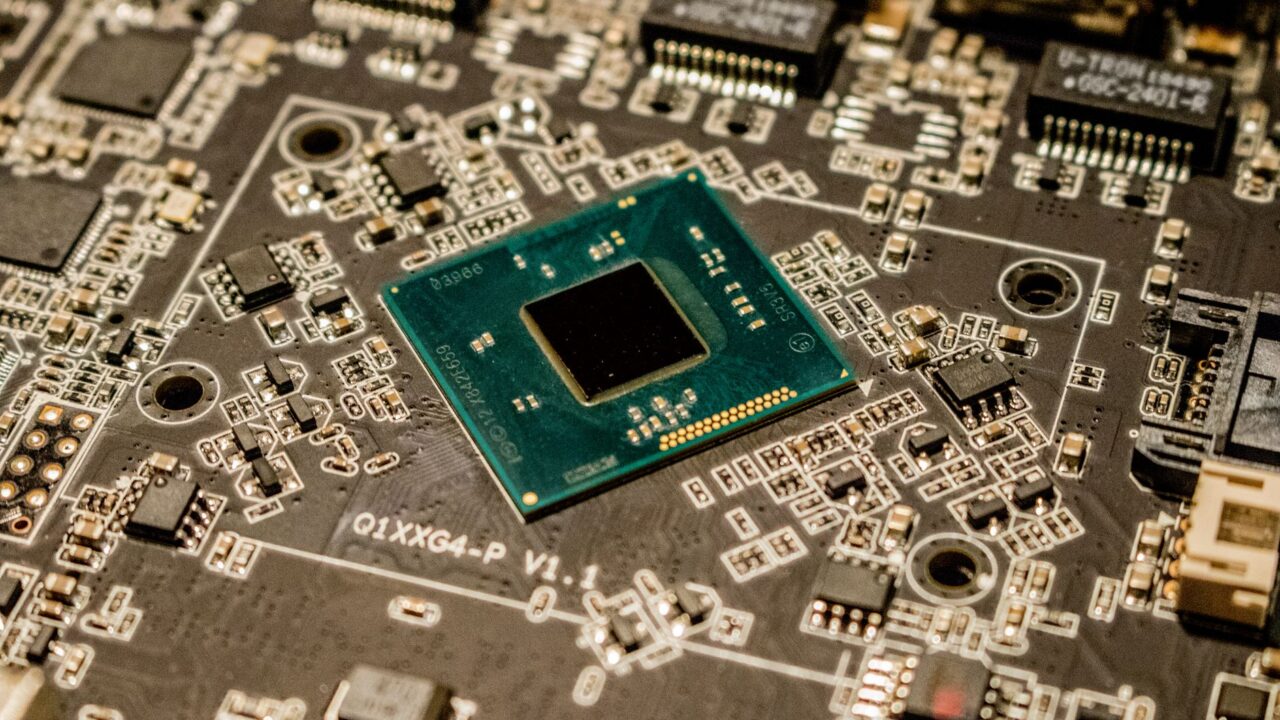 „Nvidia“ lustai brangs: paklausa tokia milžiniška, kad kitų metų gamyba jau beveik išgraibstyta
