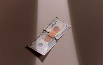 JAV skola peržengė pavojingą ribą: investuotojai jau traukiasi į auksą, sidabrą ir bitkoiną