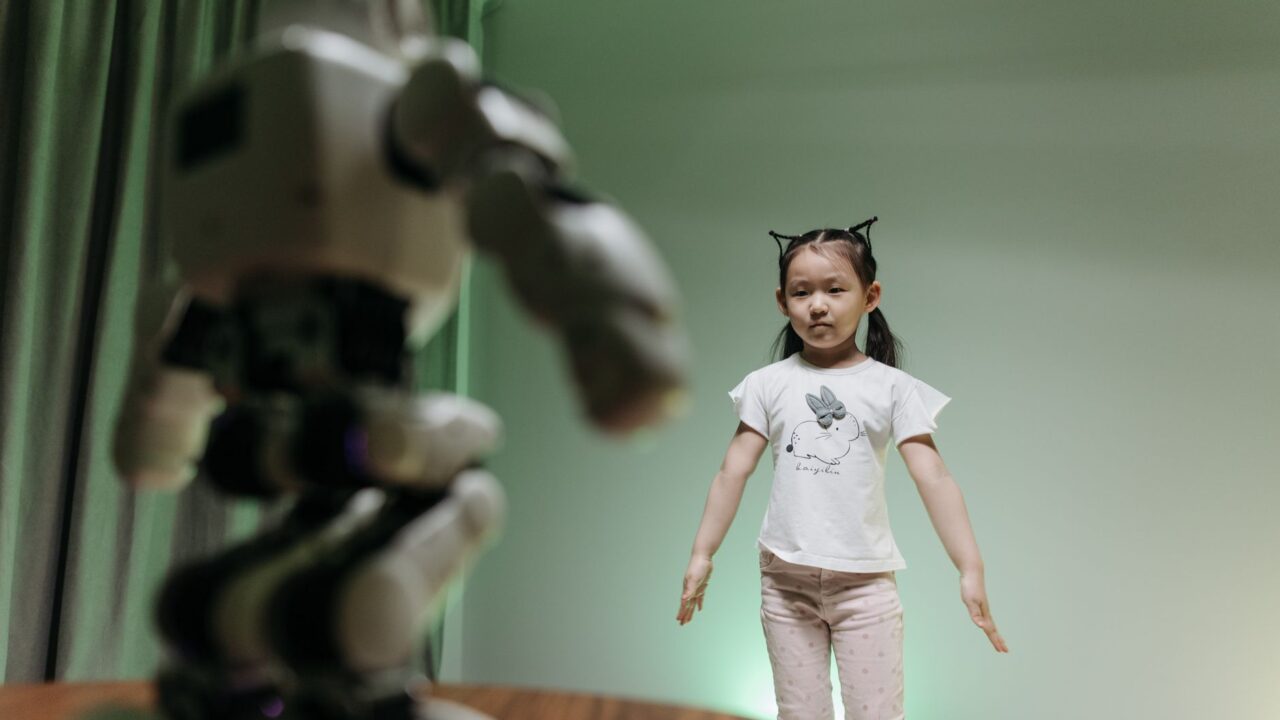 Kinija pristatė robotą, kuris žada besąlygišką meilę: žmogų lydėtų nuo gimimo iki mirties