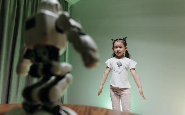 Kinija pristatė robotą, kuris žada besąlygišką meilę: žmogų lydėtų nuo gimimo iki mirties