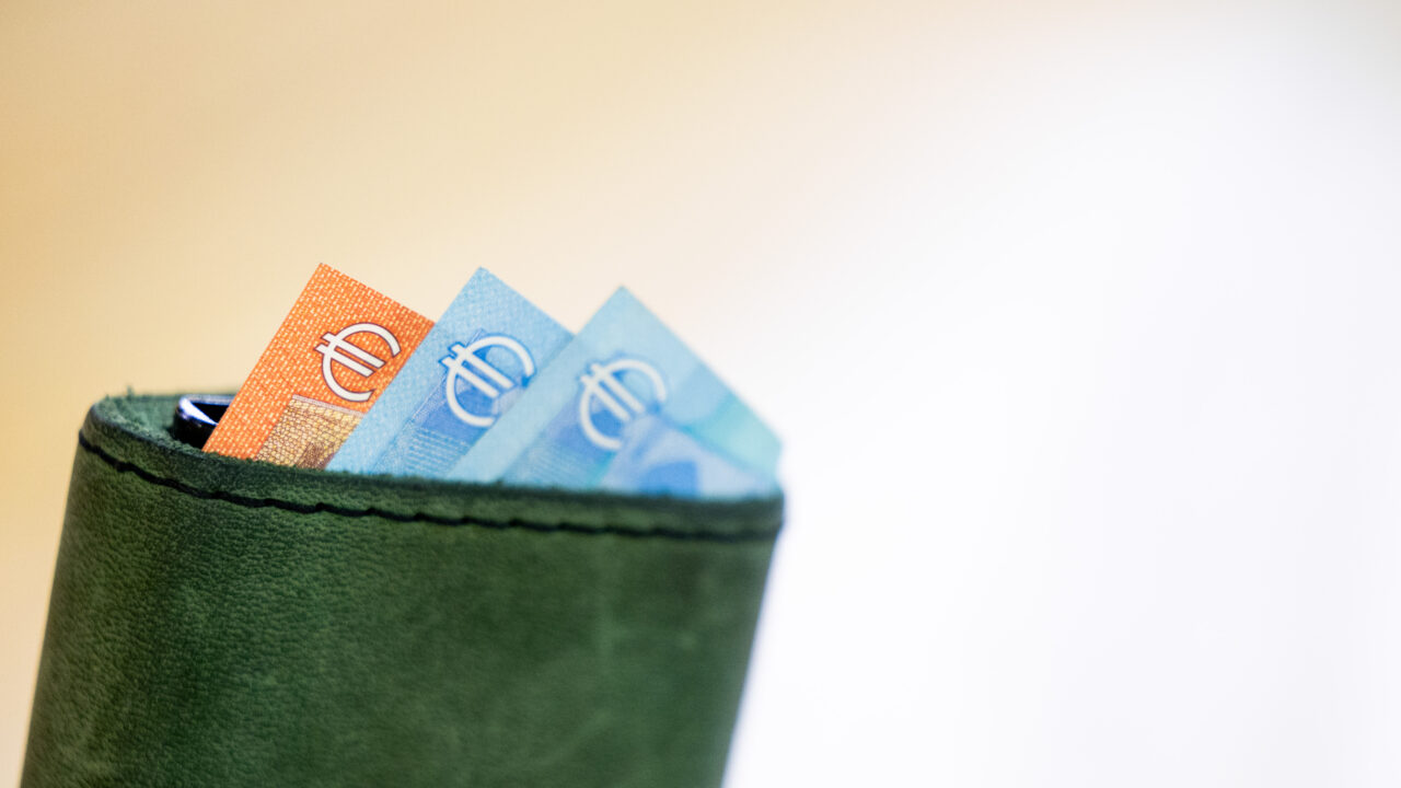 Žiniasklaida: didžiausius atlyginimus tarp stambių darbdavių liepą mokėjo „Danske Bank“