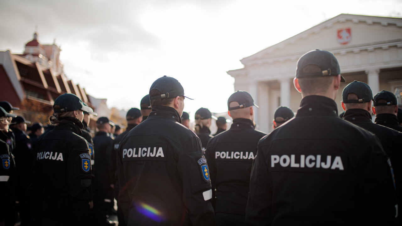 Profsąjungos ir Vyriausybė sutarė kurti 5 metų planą dėl pareigūnų algų didinimo