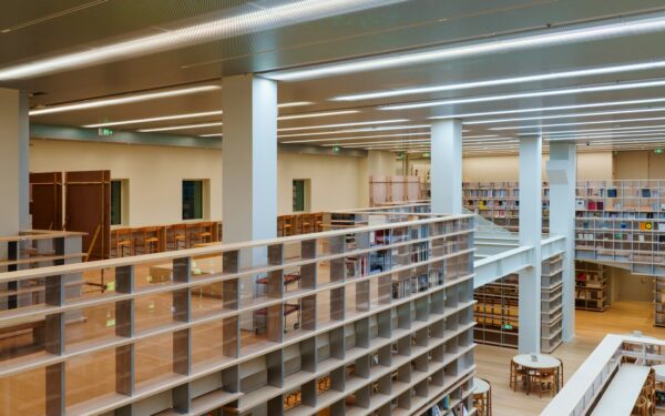 Pusdienis miesto bibliotekoje: šiuolaikiškos erdvės, nemokamos veiklos ir idėjos ramiam poilsiui