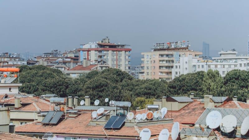 Saulės energijos bendrijos daugiabučiuose: kaip kaimynų kooperacija mažina sąskaitas ir stiprina vietos energinę nepriklausomybę