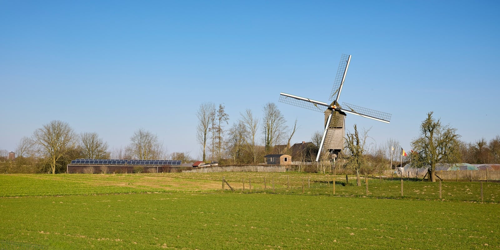 Saulės parkų bumas regionuose: kaip bendruomeniniai projektai pertvarko energetikos žemėlapį ir gyventojų sąskaitas
