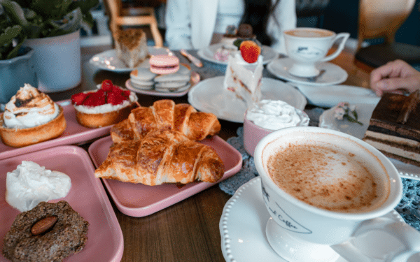 Sekmadienio vėlyvieji pusryčiai draugų rate: kaip susikurti jaukų brunch ritualą be skubos ir chaoso