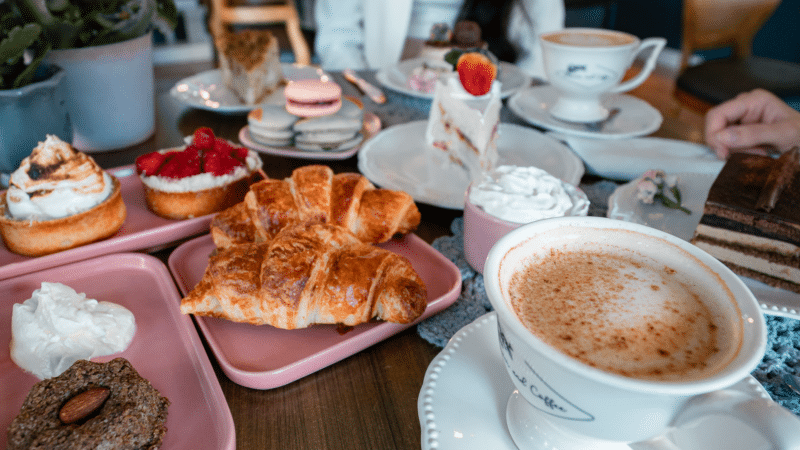 Sekmadienio vėlyvieji pusryčiai draugų rate: kaip susikurti jaukų brunch ritualą be skubos ir chaoso