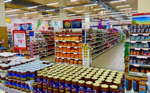 Smulkieji tiekėjai prie sienos: kaip derybos su prekybos tinklais veikia kainas, investicijas ir inovacijas