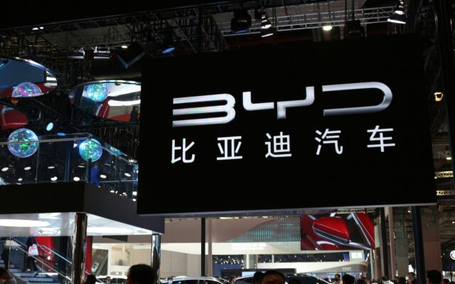 Kinijos elektromobilių banga jau nesustabdoma: BYD artėja prie „Toyota“, o gamyklos stebina tempu
