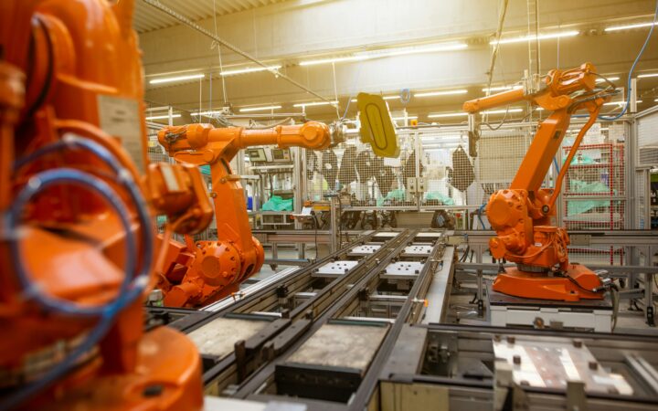 Kinijos gamyklos keičiasi neatpažįstamai: robotai jau gali atlikti beveik visus įprastus darbus