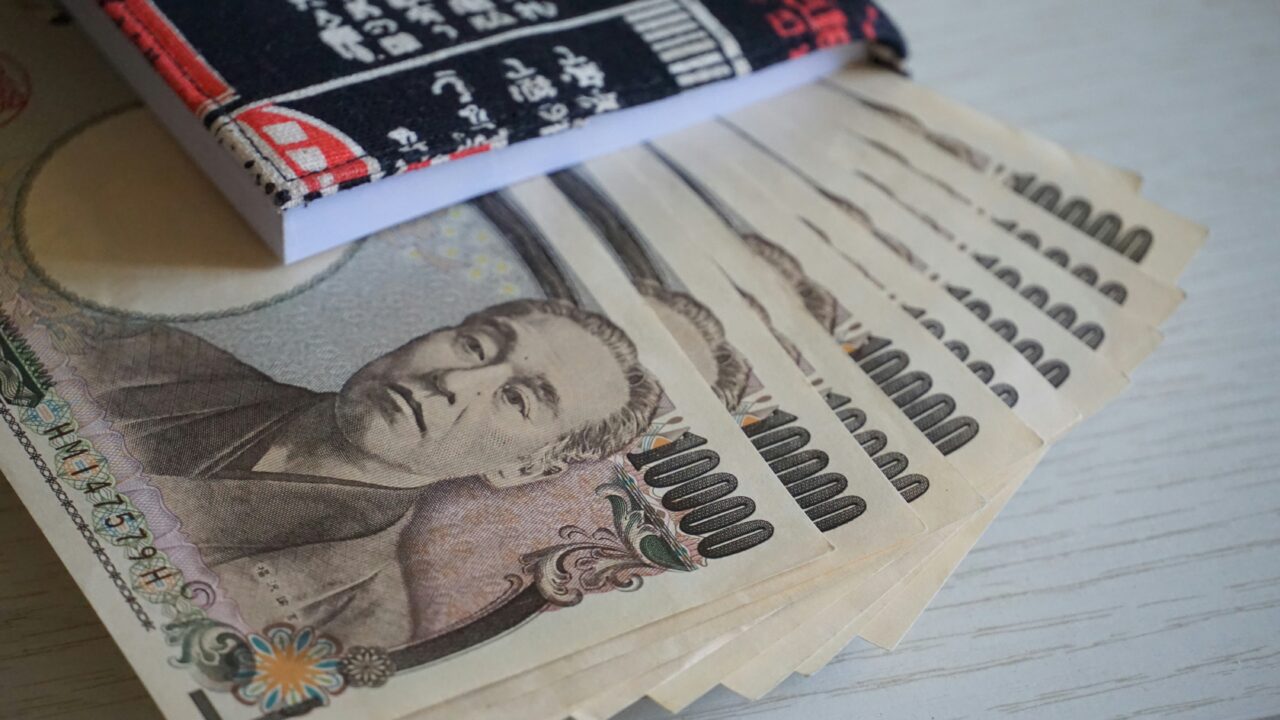 Japonija gali supurtyti pasaulio finansų rinkas: investuotojai stebi vieną pavojingą signalą