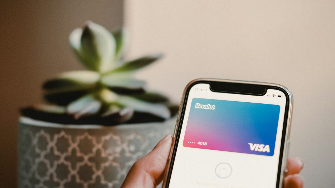 „Revolut“ viena ranka duoda, kita – atima: brangių planų klientai jau pajuto pokyčius
