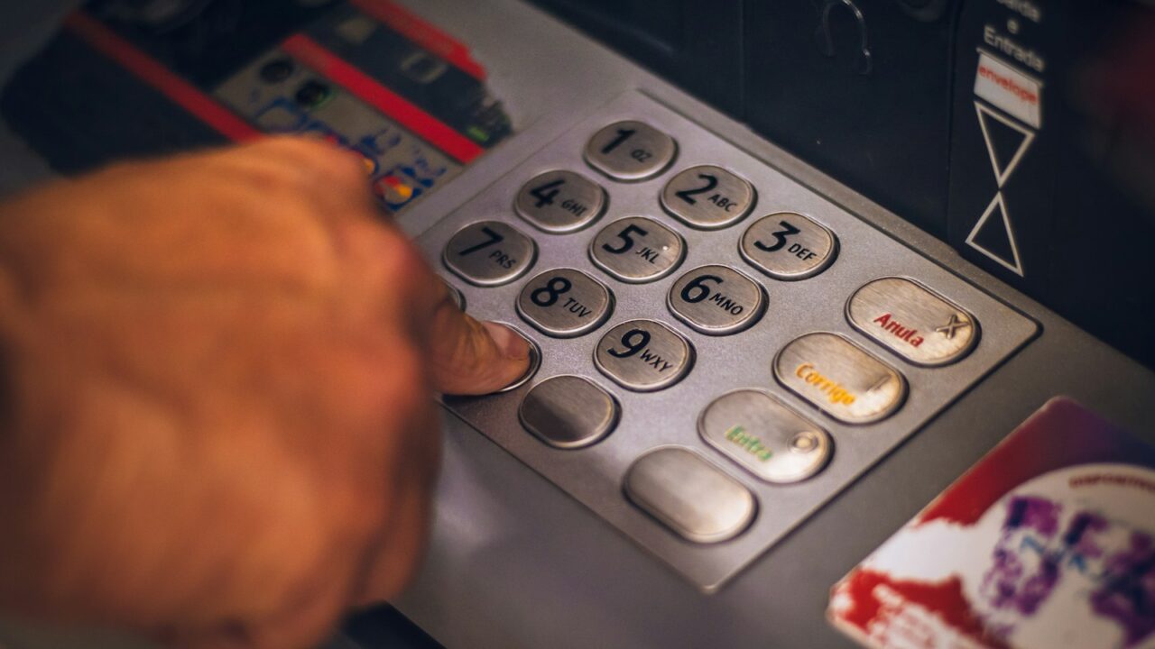 Kiek iš tiesų kainuos paskola? Įvardinti svarbiausi skaičiai, kuriuos reikia patikrinti