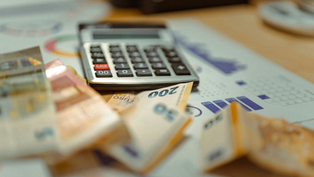 Pasaulis prasiskolino iki pavojingos ribos: kai kurioms šalims jau gresia vadinamieji skolos spąstai