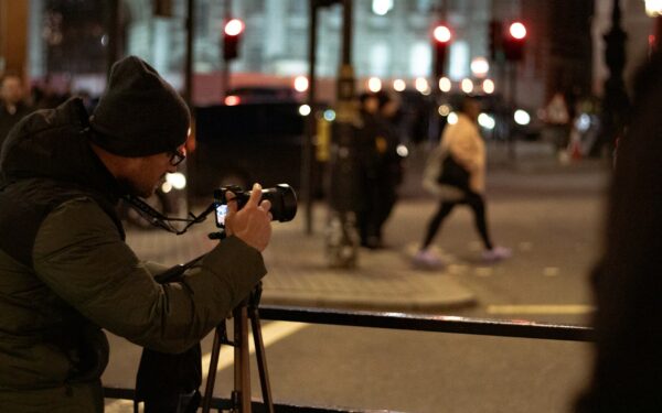 Vakaras su fotoaparatu mieste: kaip praktškai išnaudoti kasdienes erdves kūrybinei fotografijai