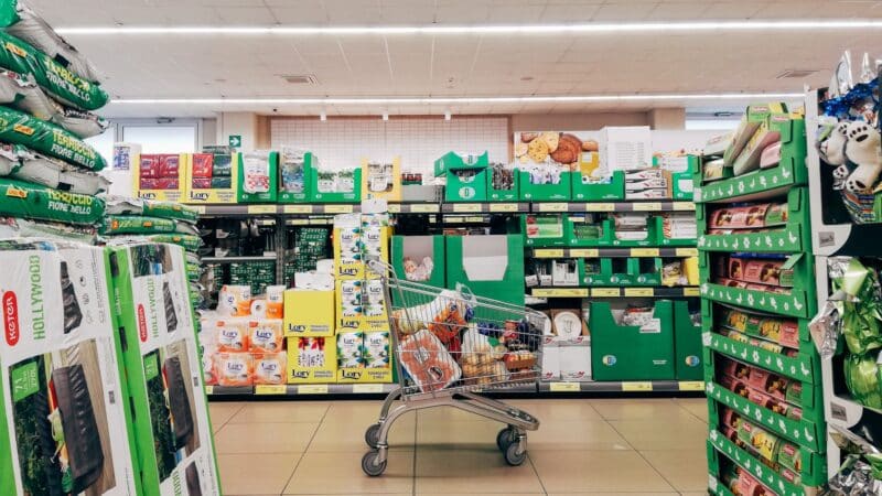 Vartotojų pasitikėjimas ir pirkimo įpročiai lėtėjančios ekonomikos sąlygomis: kaip tai jaučiame kasdieniuose sprendimuose