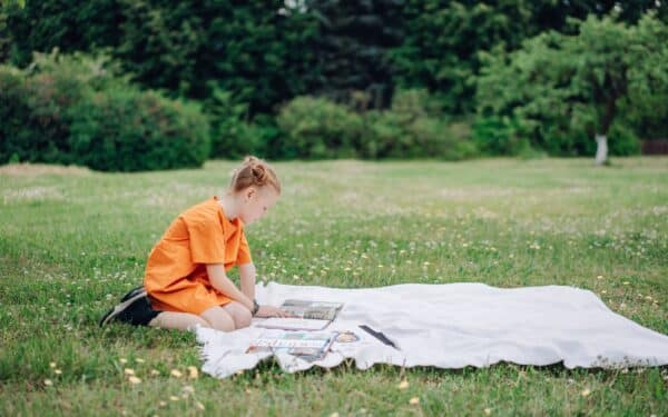 Vasaros skaitymo piknikai mieste ir gamtoje: kaip patogiai suderinti knygas, orą ir gerą kompaniją