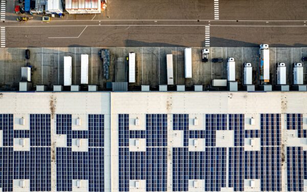 Vidutinio dydžio gamybos bendrovė investuoja į saulės parką: kaip tai keičia energijos sąnaudas ir derybas su tiekėjais