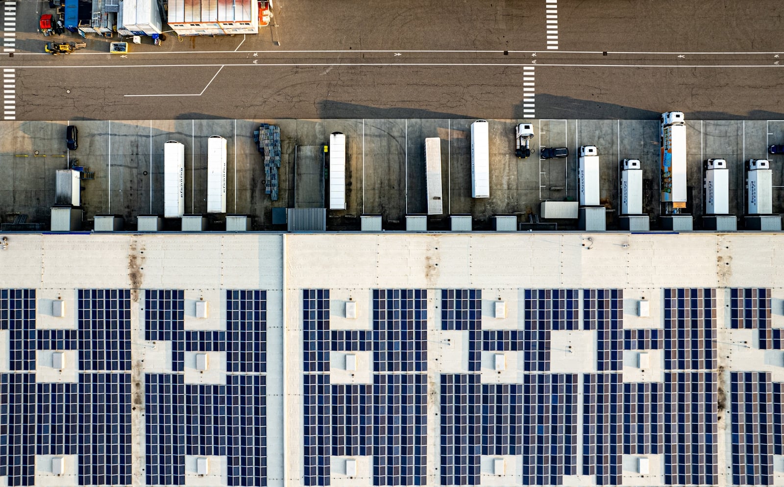 Vidutinio dydžio gamybos bendrovė investuoja į saulės parką: kaip tai keičia energijos sąnaudas ir derybas su tiekėjais