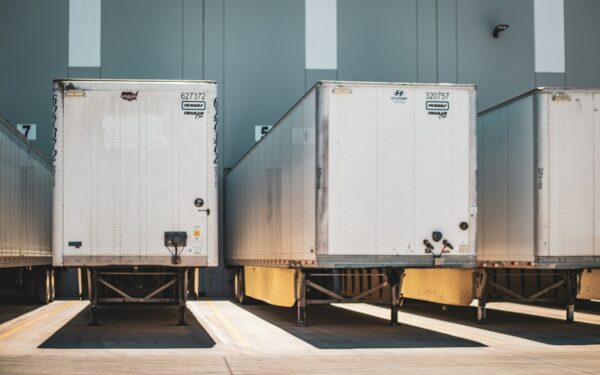 Vidutinio dydžio maisto gamybos įmonė investuoja į nuosavą logistiką: ką tai reiškia kainoms ir darbuotojams