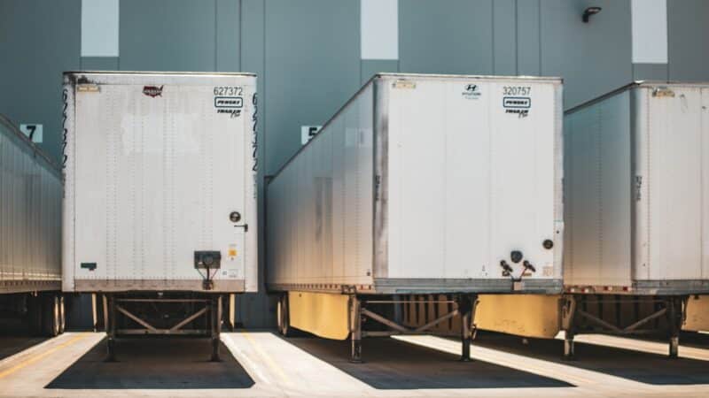 Vidutinio dydžio maisto gamybos įmonė investuoja į nuosavą logistiką: ką tai reiškia kainoms ir darbuotojams