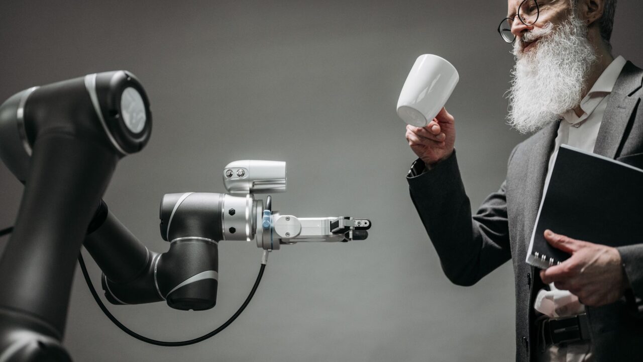 Dirbtinis intelektas ir robotai keičia Lietuvos darbo rinką, kas laukia darbuotojų?
